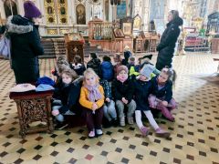 dzieci siedzą na ławce