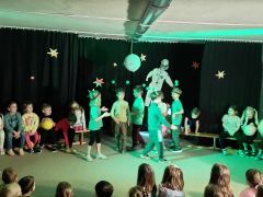 dzieci udają ufoludków