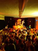 dzieci udają startowanie rakiety