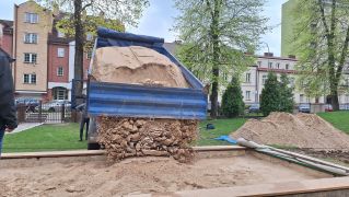 wywrotka zrzuca piach do piaskownicy