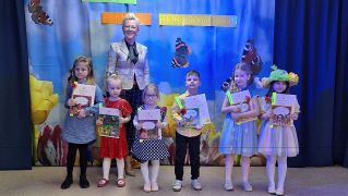 Pani Dyrektor z wyróżnionymi dziećmi