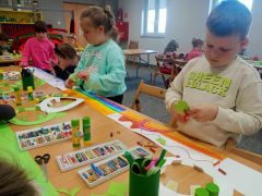 Dzieci wykonują kapelusze