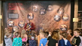 dzieci oglądają wystawę