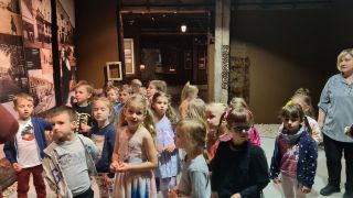 dzieci oglądają wystawę
