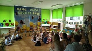 dzieci występują przed rodzicami