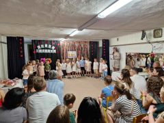 dzieci występują przed rodzicami