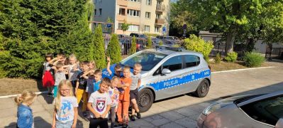 dzieci oglądają samochód policyjny