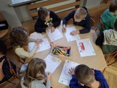 dzieci pracują przy stolikach