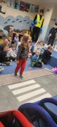 dziecko przechodzi przez przejście dla pieszych 