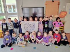 Dzieci z grupy Zajączki prezentują swoje prace plastyczne