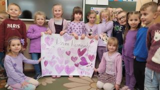 Dzieci z grupy Liski prezentują swoją pracę plastyczną