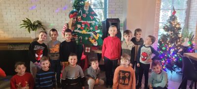 chłopcy  z Elfem pozują do zdjęcia