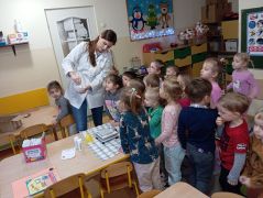 dzieci pracują
