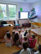 dzieci oglądają prezentację multimedialną
