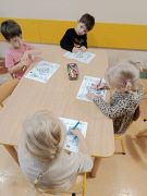 dzieci pracują przy stolikach