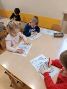 dzieci pracują przy stoliku