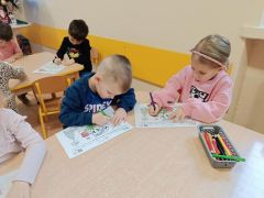 dzieci pracują przy stoliku