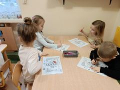 dzieci pracują przy stoliku