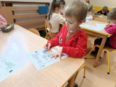 dzieci pracują przy stoliku