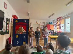 Dzieci bawią się w teatr.