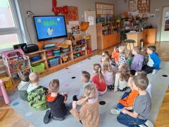 dzieci oglądają film edukacyjny