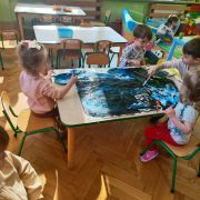 Dzieci malują układ słoneczny