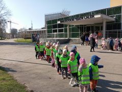 Dzieci w parach przed teatrem