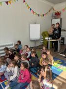 Dzieci siedzą na dywanie