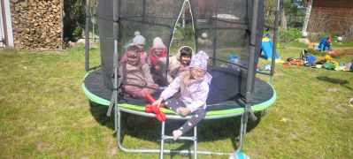 Dzieci siedzą na trampolinie