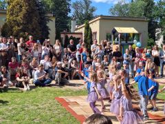 Rodzice oglądają występ dzieci