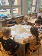 Dzieci wykonują pracę plastyczną.