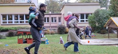 Rodzice biegną z dzieckiem na barana