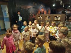 Dzieci zwiedzają muzeum