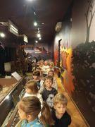 Dzieci zwiedzają muzeum