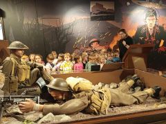 Dzieci zwiedzają muzeum