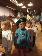 Dzieci zwiedzają muzeum