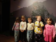 Dzieci zwiedzają muzeum