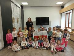 Dzieci zwiedzają muzeum