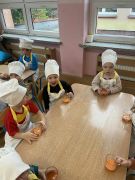 Dzieci próbują sok.