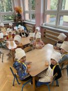 Dzieci próbują własnoręcznie wykonany sok.