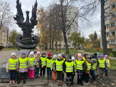 Dzieci przy pomniku.