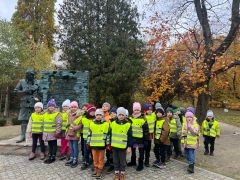 Dzieci przy pomniku.