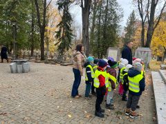 Dzieci przy pomniku.