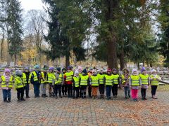 Dzieci przy pomniku.