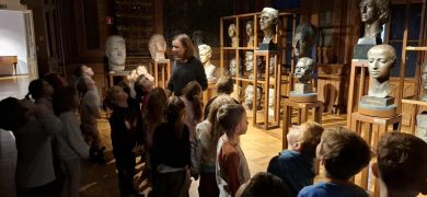 Dzieci zwiedzają muzeum.