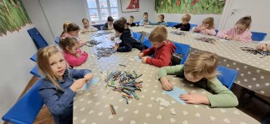 Dzieci z grupy Liski siedzą przy stołach.