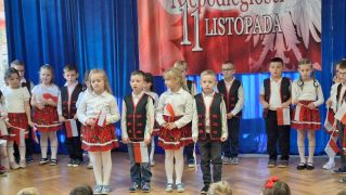Dzieci recytują wierz o Polsce