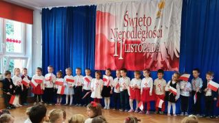 Grupa Jeżyków występuje z piosenką pt.: ,,Polak mały"