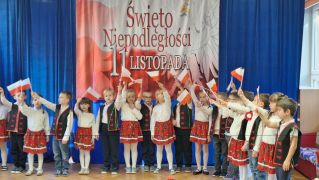 Grupa Sówek śpiewa piosenkę