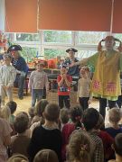 Improwizacja taneczna "zwierząt" z Madagaskaru.